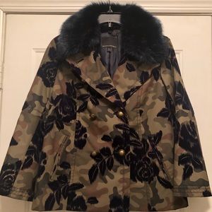 Camo jacket with removable faux fur collar